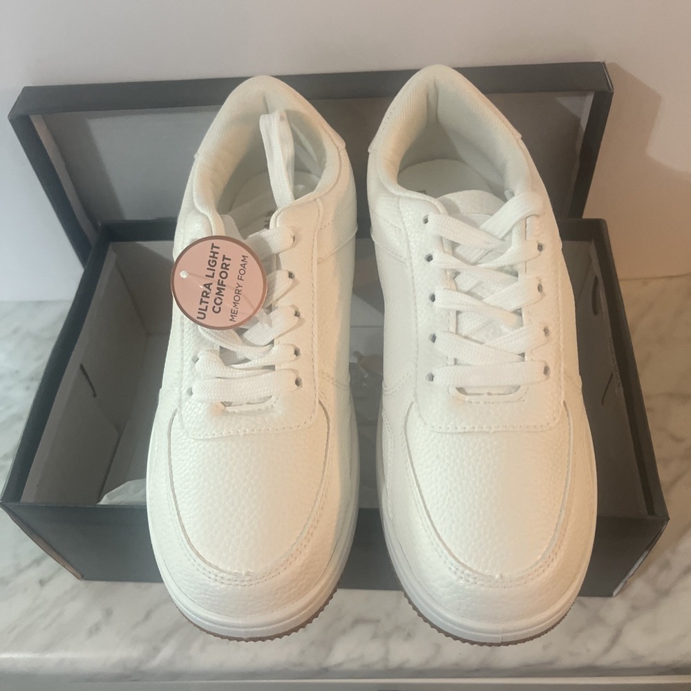 NIB DANSKIN 6.5 Women's Sneakers - Plank Off-white/ Gum